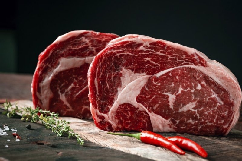Noix d'entrecôte sur table de cuisine
